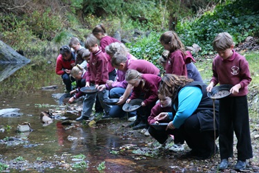 Children pan for gold at Walhalla