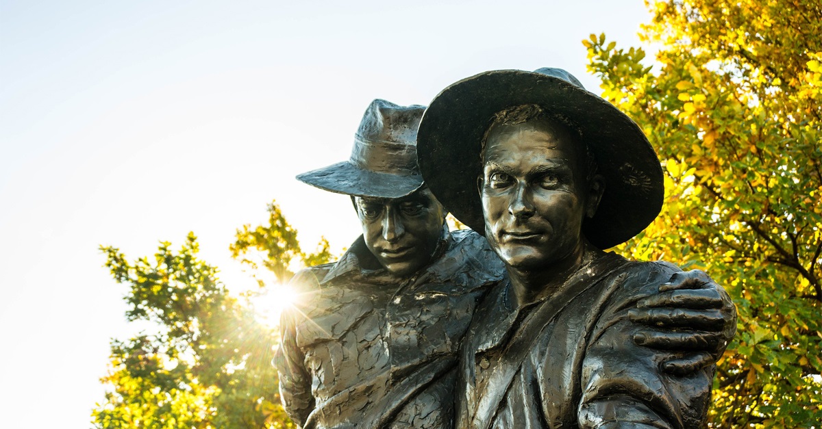 Photograph of sculpture of two ANZAC soldiers, one carrying the other